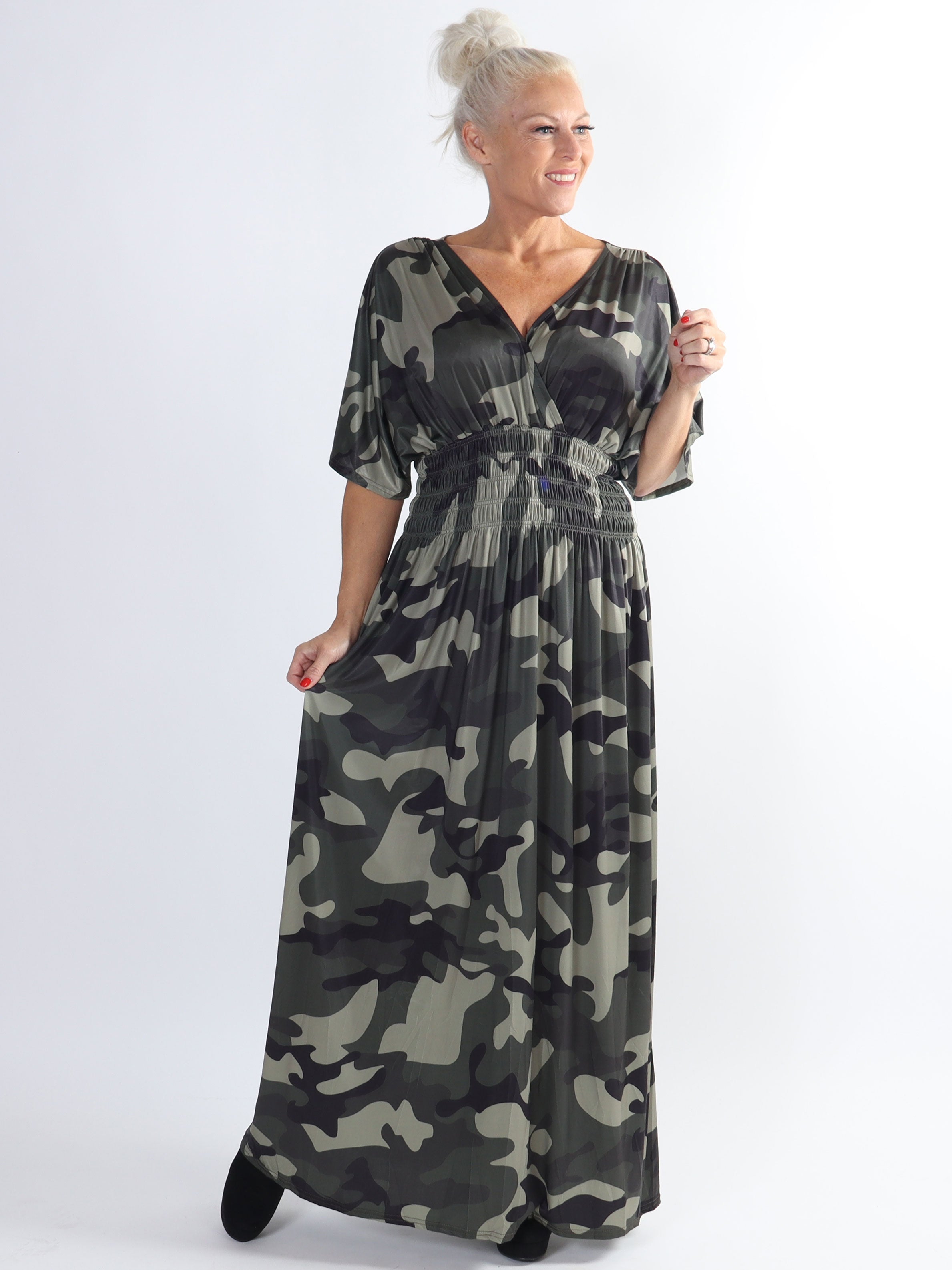 Pams Camo - Lang plus size elastisk kjole i camouflageprint